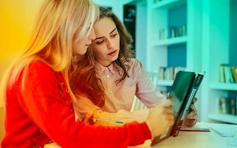 Zwei junge Frauen lernen gemeinsam mit einem Tablet – digitale Ausbildungsmöglichkeiten bei Printus