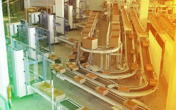 Automatisierte Förderstrecke mit Kartonaufrichtern in der Logistikhalle von Printus