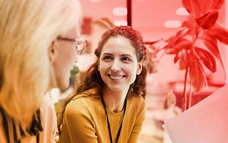 Zwei Frauen im Gespräch, freundlich und zugewandt – Symbolbild für Betreuung und Austausch während der Ausbildung