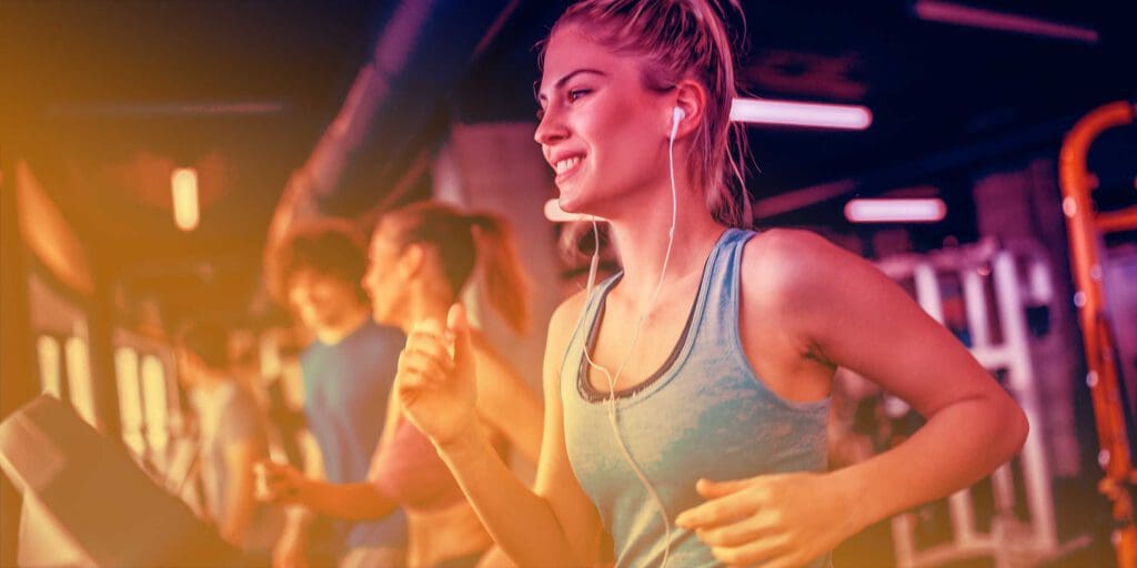 Mehrere Menschen laufen auf dem Laufband im Fitnessstudio