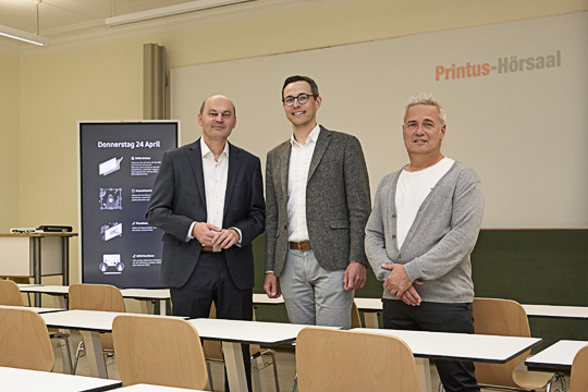 Drei Männer im Hörsaal vor moderner Präsentationstechnik – Engagement für zeitgemäße Lehre und Lernumgebungen an der Hochschule Offenburg