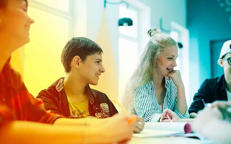 Gruppe Jugendlicher arbeitet gemeinsam an einem Projekt – Schüler:innen entdecken Ausbildungsmöglichkeiten bei Printus