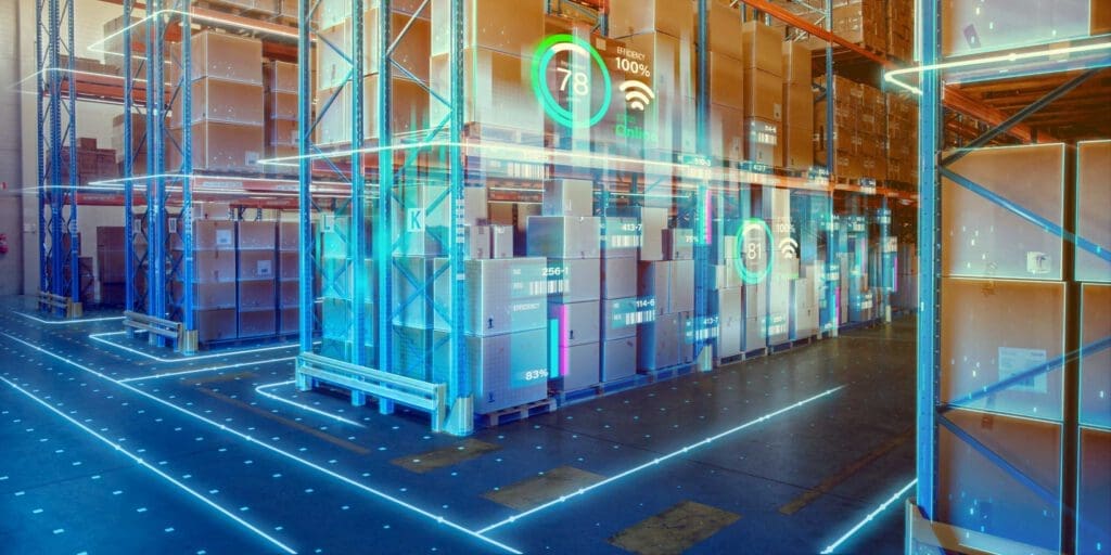 Hochmodernes Lager mit Regalen voller Kartons, angereichert durch digitale Overlays und smarte Anzeigen zu Effizienz, Status und Lagerbestand. Das Bild symbolisiert die technologische Innovationskraft und Digitalisierung im Logistikbereich bei Printus.