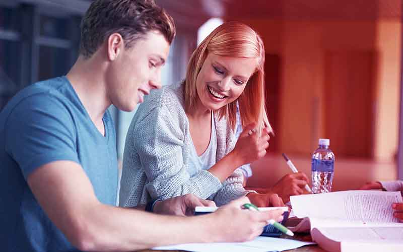 Zwei Jugendliche lernen gemeinsam und lachen – Ausbildung mit Teamgeist bei Printus
