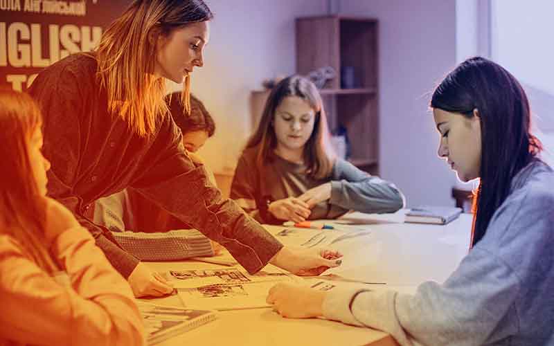 Schülergruppe arbeitet gemeinsam an einem Projekt am Tisch – Förderung von Teamarbeit und Kreativität bei Printus
