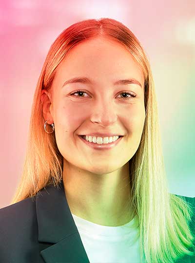 Porträt von Valerie Reith, Ansprechpartnerin bei Printus, mit farbigem Verlauf im Hintergrund