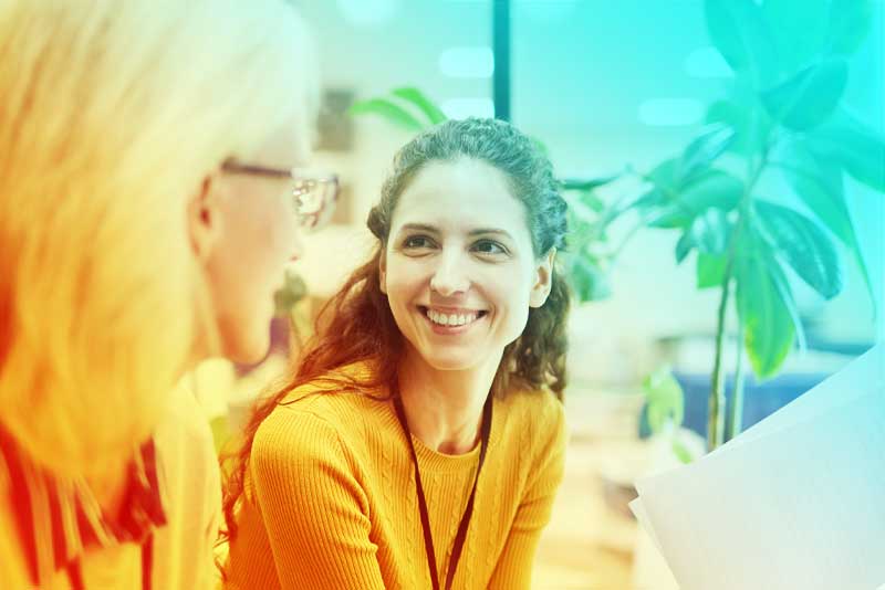 Zwei Mitarbeiterinnen im Gespräch – Symbolbild für Corporate Influencer und authentische Kommunikation bei Printus