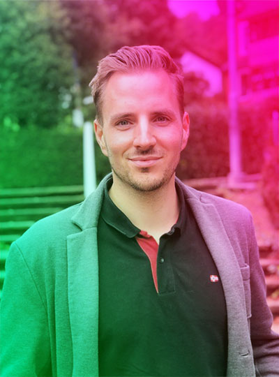Fabian, Markenbotschafter bei Printus – sympathisches Outdoor-Porträt in legerem Business-Look