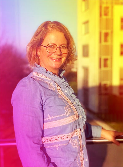 Printus-Mitarbeiterin Kathrin als Markenbotschafterin – Porträtaufnahme im Sonnenlicht