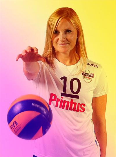 Volleyballspielerin Richarda mit Ball in Printus-Trikot – Markenbotschafterin