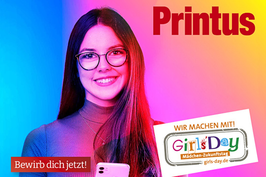 Lächelndes Mädchen mit Smartphone vor buntem Hintergrund – Printus beteiligt sich am Girls’Day zur Förderung von Mädchen in technischen Berufen